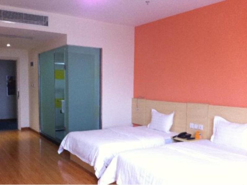 7 Days Inn Chengdu East Railway Station West Squar Exteriör bild